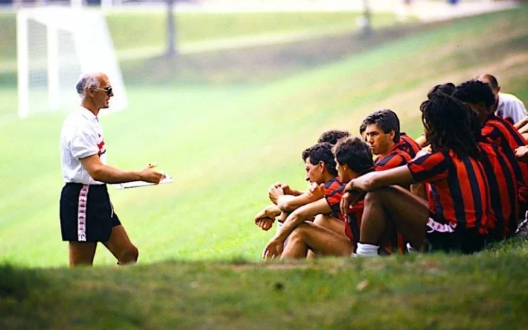 huấn luyện viên Arrigo Sacchi – Người thay đổi tư duy bóng đá hiện đại