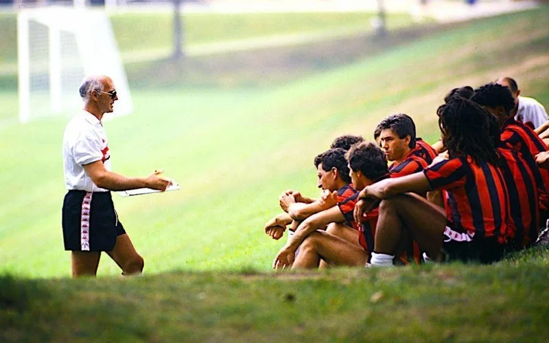 huấn luyện viên Arrigo Sacchi – Người thay đổi tư duy bóng đá hiện đại