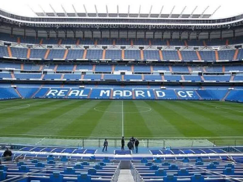 Sân Santiago Bernabéu nằm tại Madrid, Tây Ban Nha và là sân nhà biểu tượng của Real Madrid.