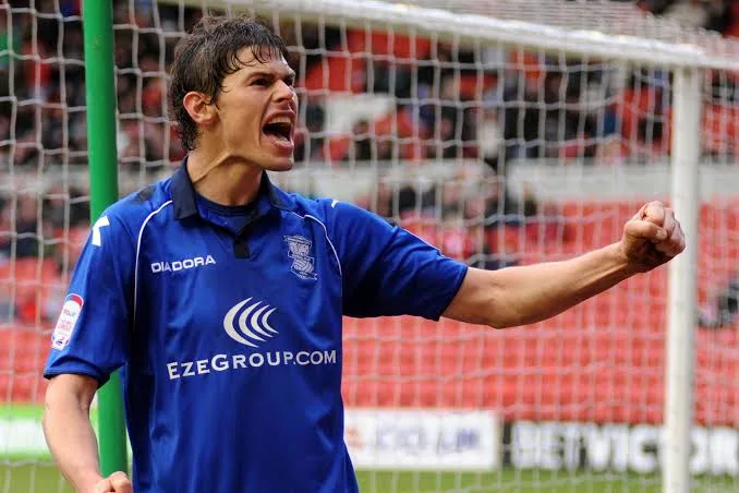 Nikola Žigić là một trong những trung phong cao lớn nổi bật của bóng đá châu Âu.