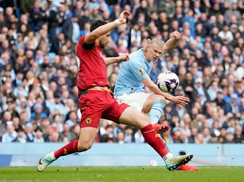 Cầu thủ Erling Haaland thích nghi với lối chơi kiểm soát bóng của Manchester City.