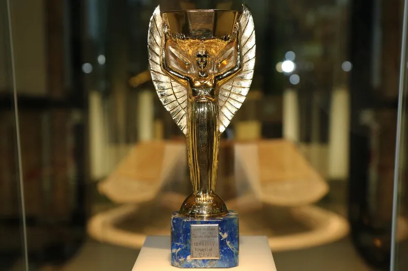 Cúp Jules Rimet là chiếc cúp đầu tiên trong lịch sử World Cup, gắn liền với những câu chuyện đặc biệt của bóng đá thế giới.