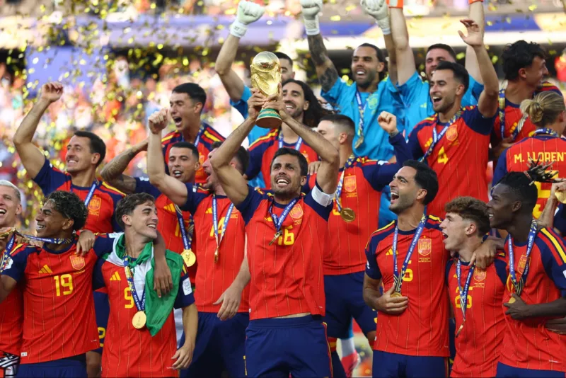 Nhiều thế hệ đội tuyển quốc gia đã ghi tên mình vào lịch sử khi nâng cao FIFA World Cup Trophy. (Ảnh: Tây Ban Nha vô địch WC 2026)