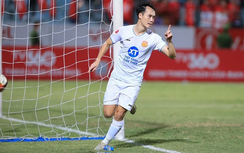 Cầu thủ Văn Toàn hiện tại thi đấu cho đội nào?