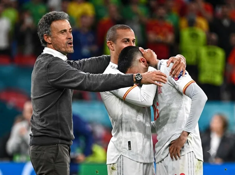 Luis Enrique dẫn dắt đội tuyển Tây Ban Nha trong quá trình trẻ hóa và xây dựng thế hệ cầu thủ mới.