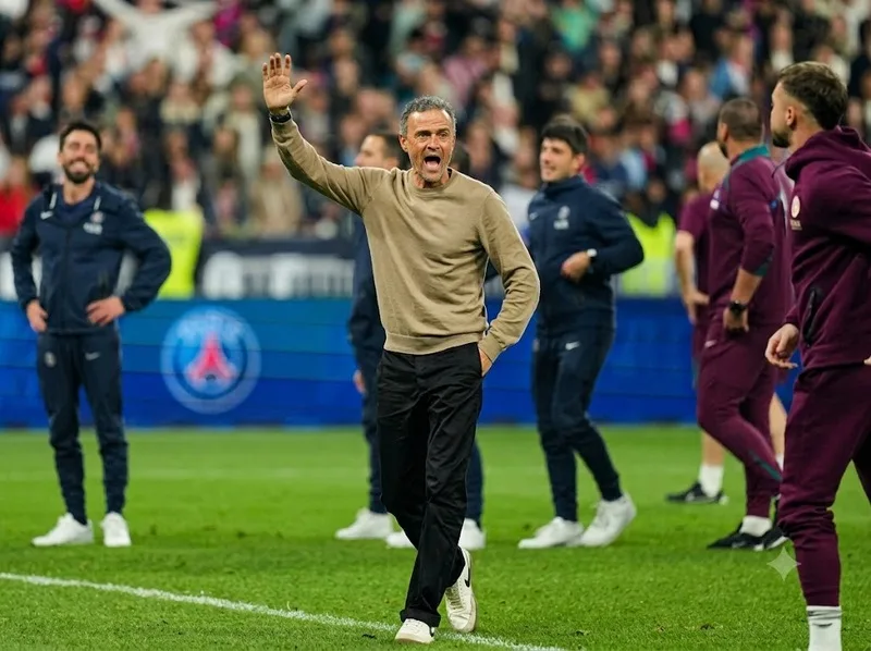 Luis Enrique đại diện cho thế hệ huấn luyện viên hiện đại với tư duy đổi mới và khả năng thích nghi chiến thuật.