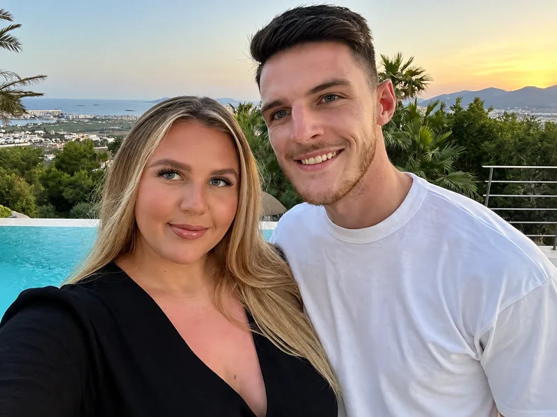 Lauren Fryer, người thường được người hâm mộ tìm kiếm với danh xưng vợ Declan Rice, đã đồng hành cùng tiền vệ tuyển Anh từ thời niên thiếu.