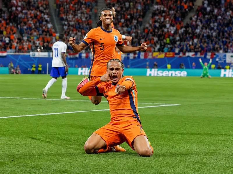 Simons tạo dấu ấn trong màu áo Hà Lan tại World Cup và Euro với khả năng tấn công đa năng.
