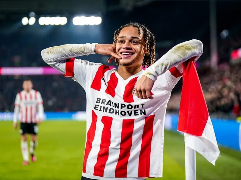 PSV là nơi Simons có bước đột phá với nhiều bàn thắng và danh hiệu đầu tiên trong sự nghiệp.