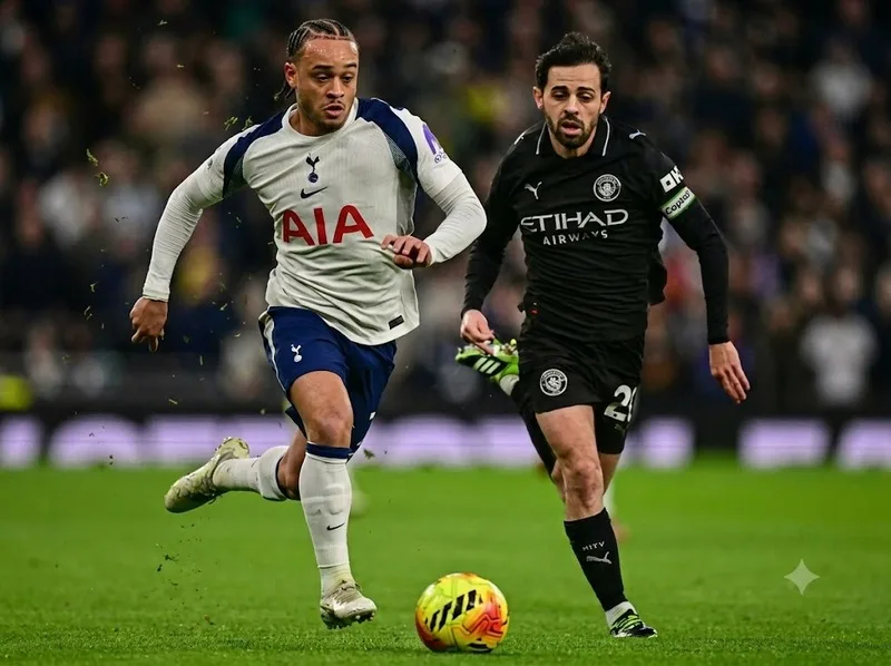 Simons mở ra thử thách mới tại Premier League trong màu áo Tottenham Hotspur.